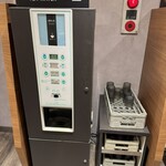 松屋 - 給茶機とコップ