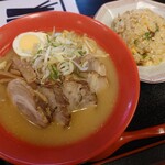 鈴木飯店 - 料理写真:チャーシューらぁ麺＋半チャーハン