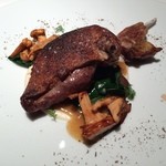 レフェルヴェソンス - 炎〜フランス・ヴァンデ産仔鳩の薪ロティとその内蔵のジュ、根セロリのピュレ、法蓮草とジロール茸、のこぎり草と野生の胡椒