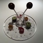 レフェルヴェソンス - おしゃべりのひととき：パッションフルーツのキャラメル・ライチとフランボワーズ・シナモンリーフを凝縮した液体チュッパチャップス