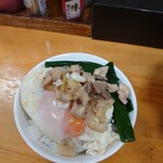 鍋焼きラーメン千秋 - 鍋には入れずに温泉卵と化した卵をトッピング