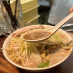 極太濁流ラーメン ら・けいこ - 泡立つ旨味