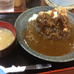新橋　ごはん亭 - 若鶏の唐揚げカレー、味噌汁(とん汁)