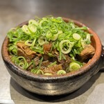 たぴおか食堂 - お店の顔、みんなが頼む「すじネギ」にも入ってる
      すじ肉をそのまま楽しめる「すじ煮込み」 (*´ч`*) ｳﾝﾏッ！