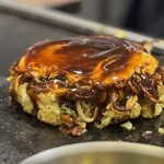 たぴおか食堂 - 照りの美しい厚みのハンパねぇーーモダン焼きや！
      カーリングの投球石に見える