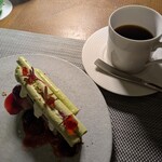 RESTAURANT LUKE with SKY LOUNGE - 「ブッシュドノエル」に見立てたメレンゲ、ピスタチオのカタナーラ、甘酸っぱいチェリーのシロップ漬け。その上にちりばめられた花びらとキラキラしたゼリーも素敵〜♪