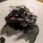 RESTAURANT LUKE with SKY LOUNGE - 「カルネ」国産牛フィレ・黒トリュフ・牛蒡。竹炭のチップスが乗っています。サーブされた時にトリュフを忘れて一度お戻しに…「失礼しました。多目にお掛けしておきました」って♪この一皿、間違いなく白メシ案件！