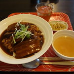 家常中華 雲来 - ランチ 豚角煮丼850円（大盛100円増し）※メチャ甘注意！
