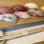 すし処鳴海 - 氷見メジマグロ　氷見ブリ　ヤリイカ
                                スズキ　アラ　サワラ