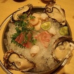 創作料理とてっちりのふくまさ - 刺身盛り合わせと牡蠣（超巨大）