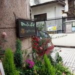 かんてんぱぱカフェ - お店の外にもお花があります。