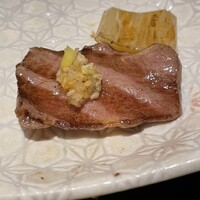 完全個室焼肉かなう - タンには、ねぎダレをのせてパクっ
