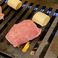 完全個室焼肉かなう - 上タンとねぎを焼く‼️