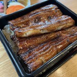 うなぎ亭 友栄 - 鰻の量は通常の1.7倍との事　真ん中で重なっています