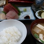 Shima da - 基本の形で、刺身チョイス。ご飯は極少。少なめ、というとこの茶碗にもりっと、普通は丼にもりっと入ります。おかずが足りない方には、オプションで納豆とか冷奴とか付けられます。