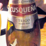 ペルー料理 bepocah - 「クスケーニャ」というビールは、ペルーを代表するビールのようで、
      デザインもペルーそのものです。
      王冠とラベルには、ペルーのマチュピチュが描かれていて、
      ビンの下部（丁度持つ部分）はなぜか、デコボコしているのですが、
      よ～く見たら、世界遺産にも登録しているクスコの石垣が
      ビンにデザインされているんです。
      