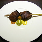 ペルー料理 bepocah - 「ロコト・レジェノ」といって、
      牛ハツの串やき「アヒ・パンカ風味」　三種のソースが色鮮やか。