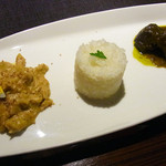 ペルー料理 bepocah - 「アヒ・デ・ガジーナ」と言って、
      親鳥の胸肉と「アヒ・アマリーヨ」クリームというもので、
      ペカンナッツを煮込んだもの。そして「セコ・デ・レス」と言って、
      黒毛和牛の煮込み。