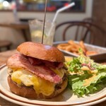 BURGERLION MEAT CRUSADERS - ベーコンチーズバーガー(2,145円)
オニオンリング(660円)
自家製ジンジャーエール(495円)