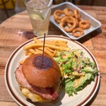 BURGERLION MEAT CRUSADERS - ベーコンチーズバーガー(2,145円)
オニオンリング(660円)
自家製ジンジャーエール(495円)