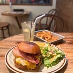 BURGERLION MEAT CRUSADERS - ベーコンチーズバーガー(2,145円)
オニオンリング(660円)
自家製ジンジャーエール(495円)