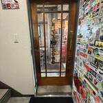 イル フロッグス - 店舗入口。ビルの2階に上がる階段が狭いです。