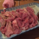 山羊料理さかえ - 『山羊刺し』様（1300円）ほほ～新鮮な肉質にプ～ンと山羊独特の香り♡