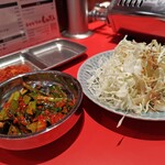 大阪町焼肉 しんちゃん - お通し（キャベツ以外）は日替わりとのこと