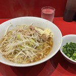 ラーメン二郎 西台駅前店 - ミニ850円　ﾆﾝﾆｸ少し　あぶら少し　青ネギ110円