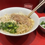 ラーメン二郎 - デカ豚に青ネギで爽やかに　味を変え過ぎないのが良い