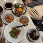 焼肉 三宝苑 - ◾︎イカ塩辛
      ◾︎キムチ納豆
      ◾︎ゴマの葉みそ漬け
      ◾︎韓国たらこ
      ◾︎まぜまぜナムル
      ◾︎ツラミユッケ風
