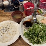 キューブ - 肉のたたき(マウンテンねぎが嬉しい)