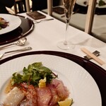 ＴＳＵＫＩＭＩＳＯ - 前菜のシーフードサラダとスパークリングワイン