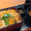 柚香菊 - 豚カツ重(税込1,500円)
①豚カツ重(豚カツ&玉葱の玉子閉じ、三つ葉載せ)②お味噌汁③お漬け物(高菜)
特長が無いのは老若男女に対応するためなのかも