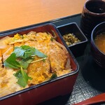 柚香菊 - 豚カツ重(税込1,500円)
①豚カツ重(豚カツ&玉葱の玉子閉じ、三つ葉載せ)②お味噌汁③お漬け物(高菜)
特長が無いのは老若男女に対応するためなのかも