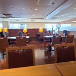 柚香菊 - 砂色の天井、砂色の煉瓦調タイル貼り壁&外の見えるガラス張り壁、木目調タイル貼り床、ゆったりとした空間、BGMはスローな洋楽
テーブル6席×1卓、テーブル4席×12卓、テーブル2席×7卓の合流68席