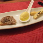 アミューズ：山梨県産鹿肉のリエット、とうもろこしのアイスクリーム、オリーブのケーキ