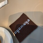 uyamuya - 布製のコースター　裏側にはワンちゃんの顔が刺繍されていたらしい（これも後からInstagramの記事で知る）