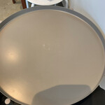 uyamuya - 店内に3卓ある2人掛けミニ丸テーブル