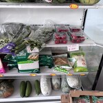 バインミー太陽 Bakery&Tea - 店内　トマトを購入しました