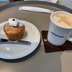 uyamuya - ストロベリーマフィン 420円、ホットチャイ 600円（いずれも税込）