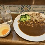 カレーハウスノイ - インド風スタミナカレー　生卵　ブロッコリー