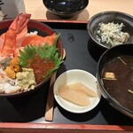 寿し若 - 赤だしと小鉢の白和え、ガリもすごく美味しいです✨