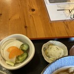ゆでた亭うどん太郎 - 漬物と薬味