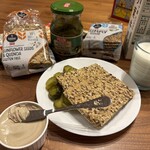 カルディコーヒーファーム - シグダルクリスプブレッド、フェリックス・スライスピクルス、平田牧場の三元豚レバーペーストを食卓にて