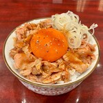 スパイスで笑顔に - 炙りミニユッケ丼