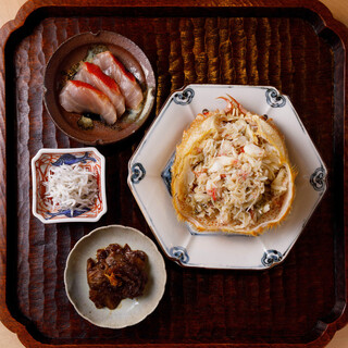 炊き立ての土鍋ご飯を彩るのは、バラエティ豊かなご飯のお供