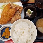 寿司と居酒屋魚民 - 鶏唐と白身魚コンビフライ定食880円税込。ご飯味噌汁お代わり無料