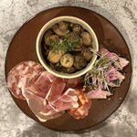 オケイブルワリー - おまかせ前菜3種盛り合わせ 2名分 1630円
      2025年12月22日