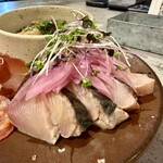 オケイブルワリー - 「おまかせ前菜3種盛り合わせ 2名分」の「鮮魚のカルパッチョ」。今回はカツオでした。
      2025年12月22日